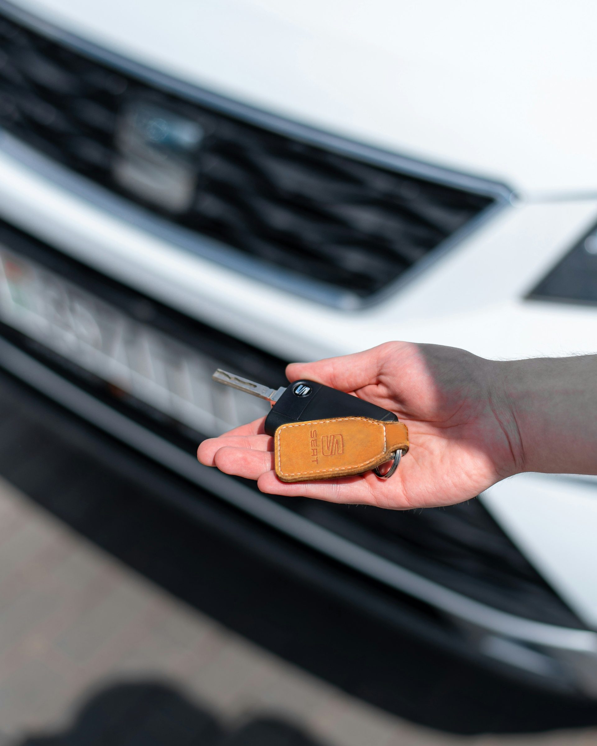eine Person, die einen Autoschlüssel in der Hand hält